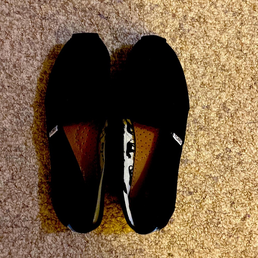 I am selling a pair of toms.